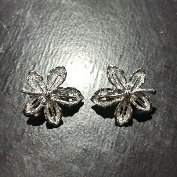 Vintage 1" Sarah Coventry Signed Silver Tone Leaf Clip-On Earrings - Picture 1 of 4